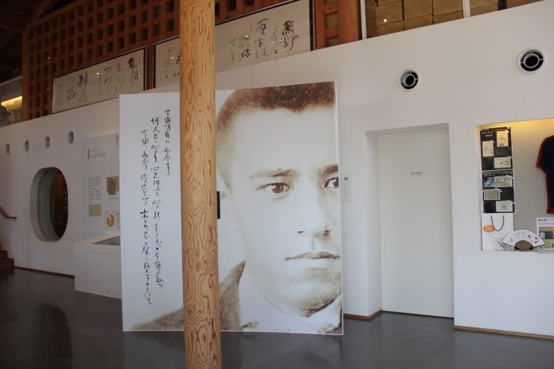 南方熊楠顕彰館の展示会場内（南方熊楠顕彰館）